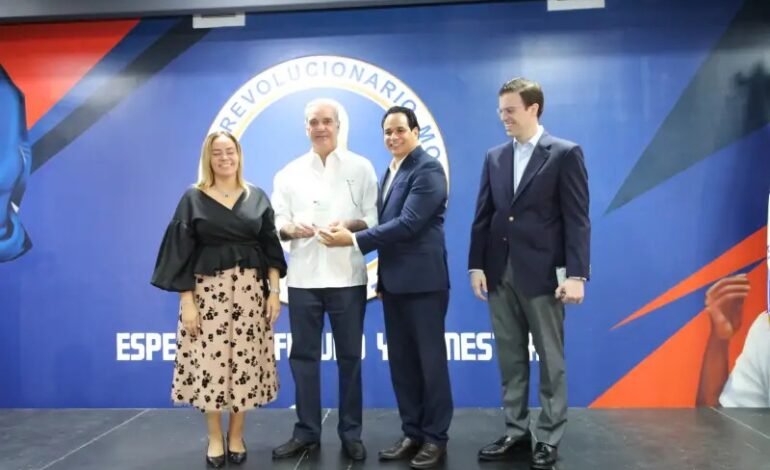 Abinader rechaza renuncia de Manuel Conde y le pide continuar en la Escuela Política del PRM