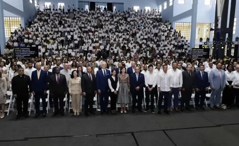 Gobierno inicia entrega de 10,000 becas nacionales para estudios superiores