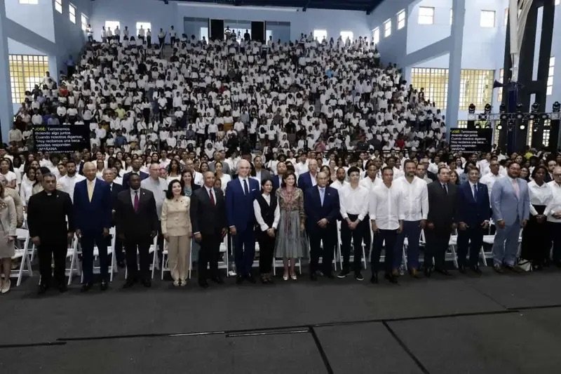 Gobierno inicia entrega de 10,000 becas nacionales para estudios superiores