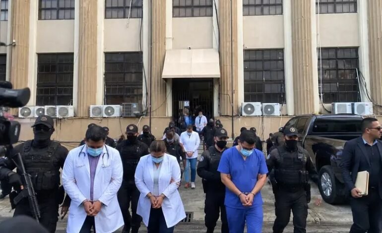 Familiares de detenidos del caso SeNaSa 2.0 comienzan a llevar prendas a Carcelita de la Fiscalía