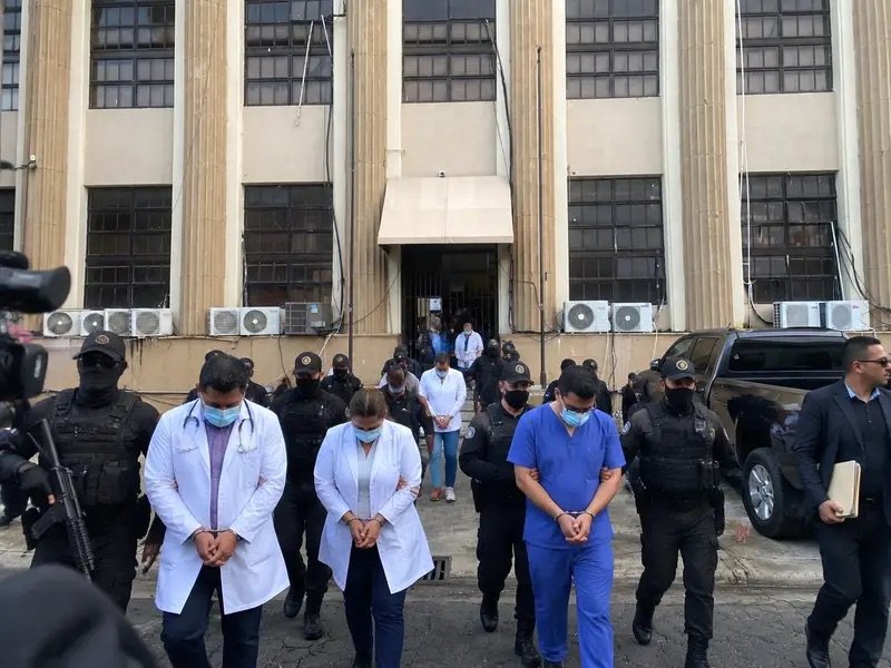 Familiares de detenidos del caso SeNaSa 2.0 comienzan a llevar prendas a Carcelita de la Fiscalía