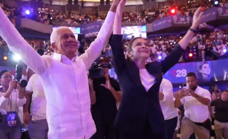 Carolina Mejía juramentó este domingo a Ricardo de los Santos como encargado de su campaña presidencial de cara al 2028