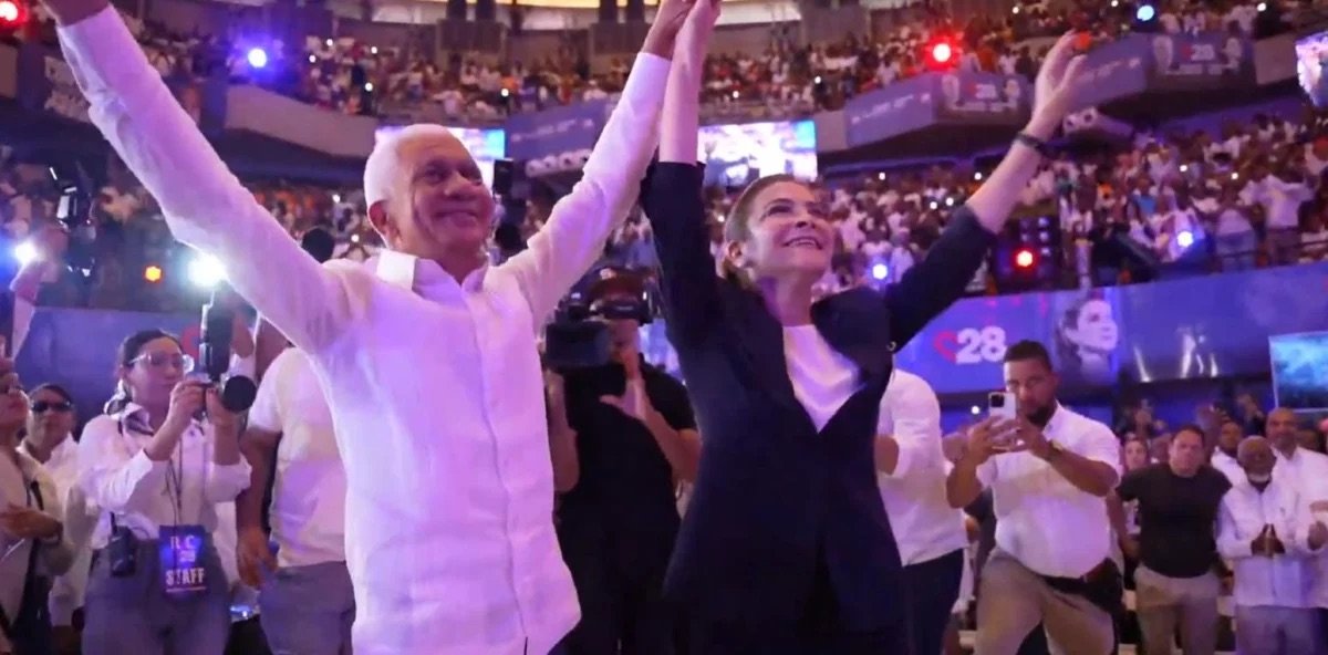 Carolina Mejía juramentó este domingo a Ricardo de los Santos como encargado de su campaña presidencial de cara al 2028