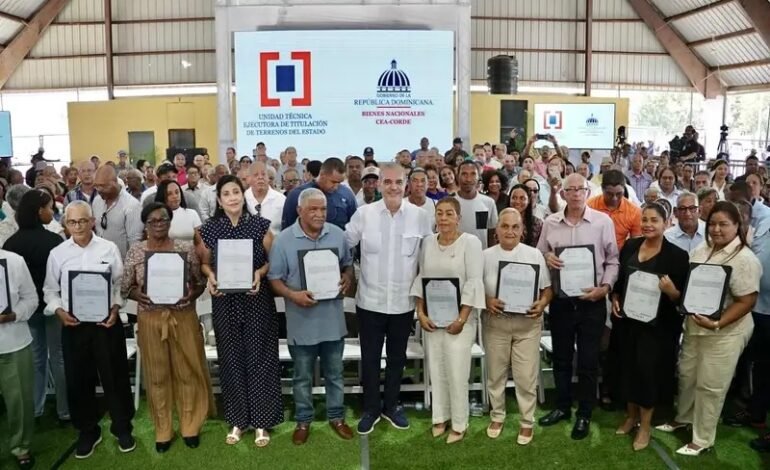 Más de 170,000 familias fortalecen su patrimonio con títulos de propiedad entregados por el Gobierno