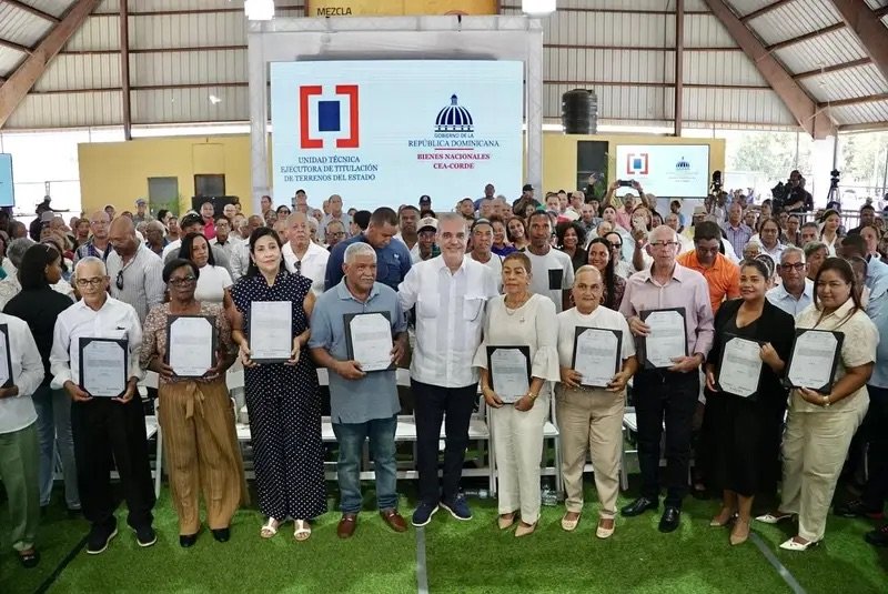 Más de 170,000 familias fortalecen su patrimonio con títulos de propiedad entregados por el Gobierno