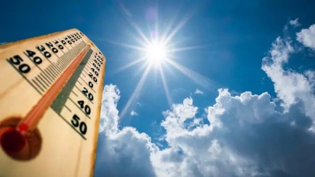 Calor y aguaceros marcarán el tiempo este sábado