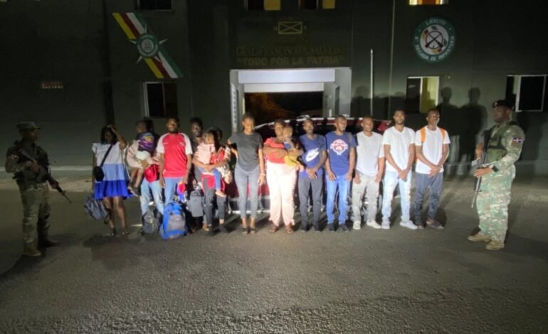 Ejército ocupa jeepeta con 15 haitianos en condición migratoria irregular