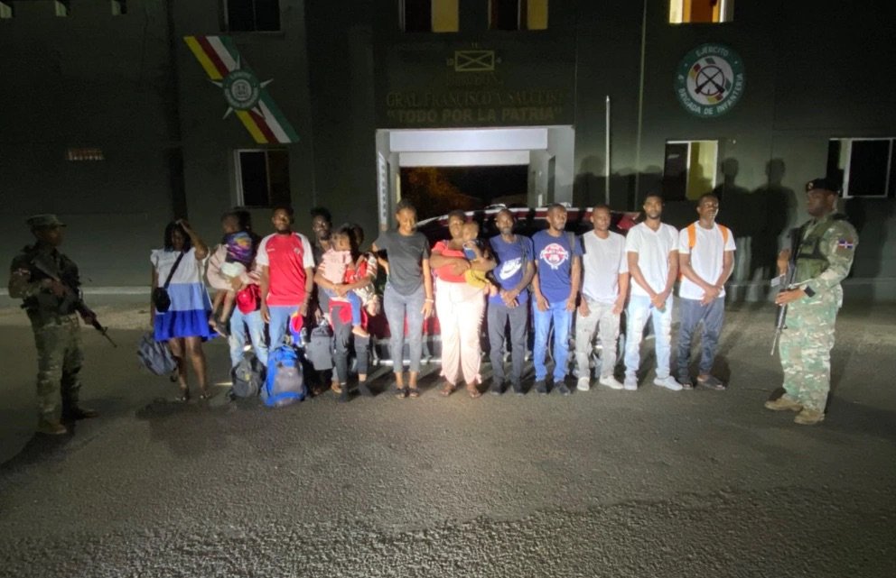 Ejército ocupa jeepeta con 15 haitianos en condición migratoria irregular