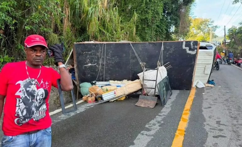 Camión repleto de ropa se vuelca en Jarabacoa; no se reportan heridos