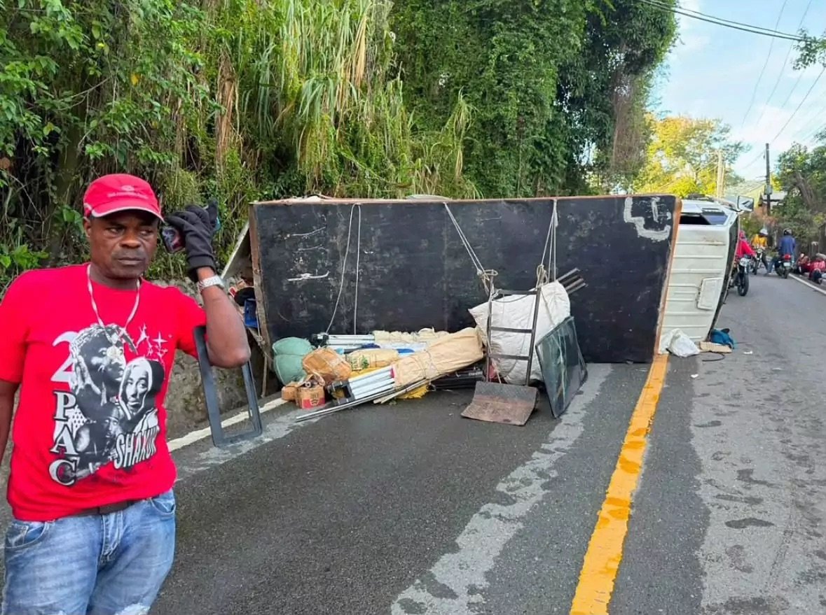 Camión repleto de ropa se vuelca en Jarabacoa; no se reportan heridos