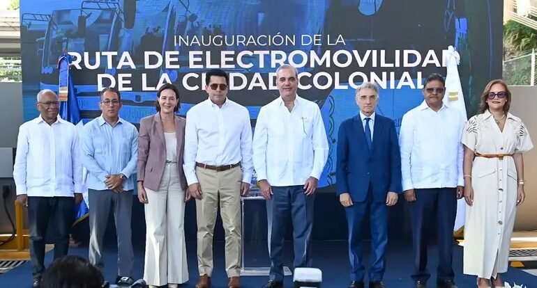 Presidente Abinader y ministro Collado inauguran la Ruta de Electromovilidad en Ciudad Colonial