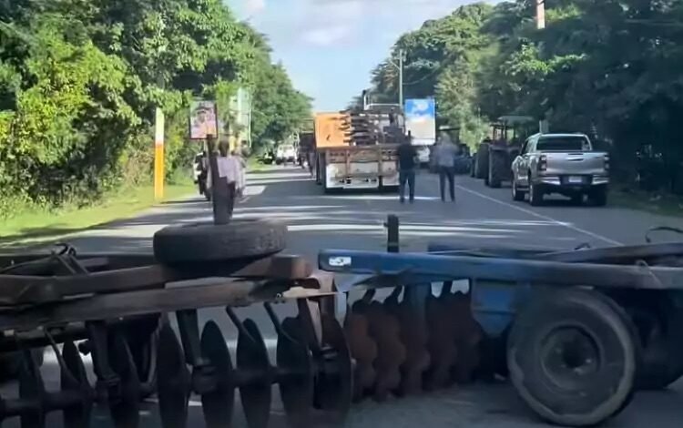 Dueños de maquinarias agrícolas de San Juan bloquean vías en reclamo del pago de RD$500 millones