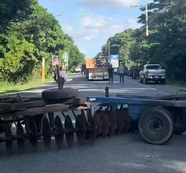 Dueños de maquinarias agrícolas de San Juan bloquean vías en reclamo del pago de RD$500 millones