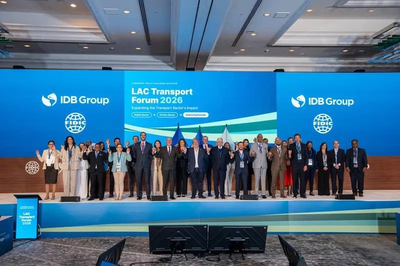 Eduardo Estrella expone ante representantes de más de 17 países la inversión dominicana en obras para fortalecer la conectividad