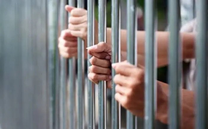 Recluso muere tras presunta agresión de otro interno