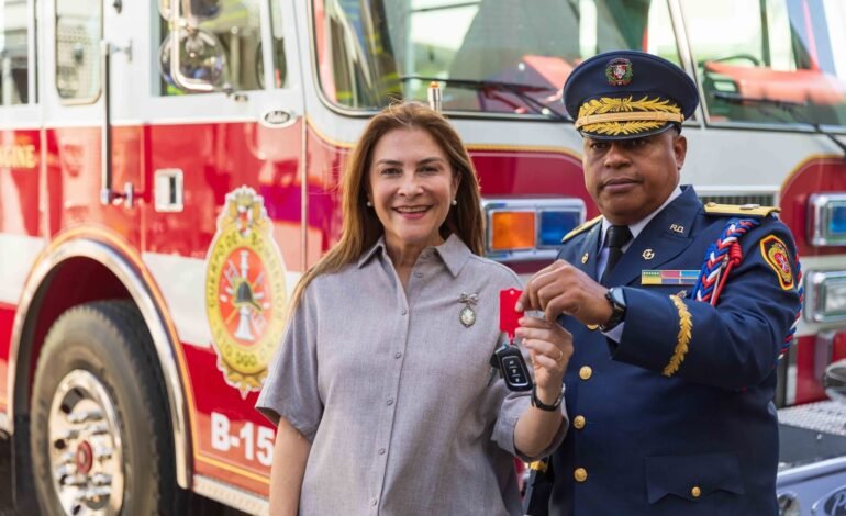 Carolina Mejía entrega dos camiones para fortalecer capacidad del Cuerpo de Bomberos del DN