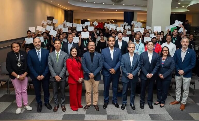 ITLA clausura CTF Interuniversitario 2026 y anuncia 100 becas de formación tecnológica para sus participantes