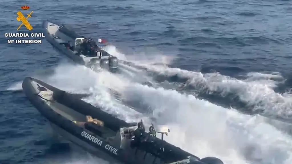 Las pateras de última generación desbordan a la Guardia Civil en Murcia y Baleares: “No tenemos velocidad para interceptarlas”