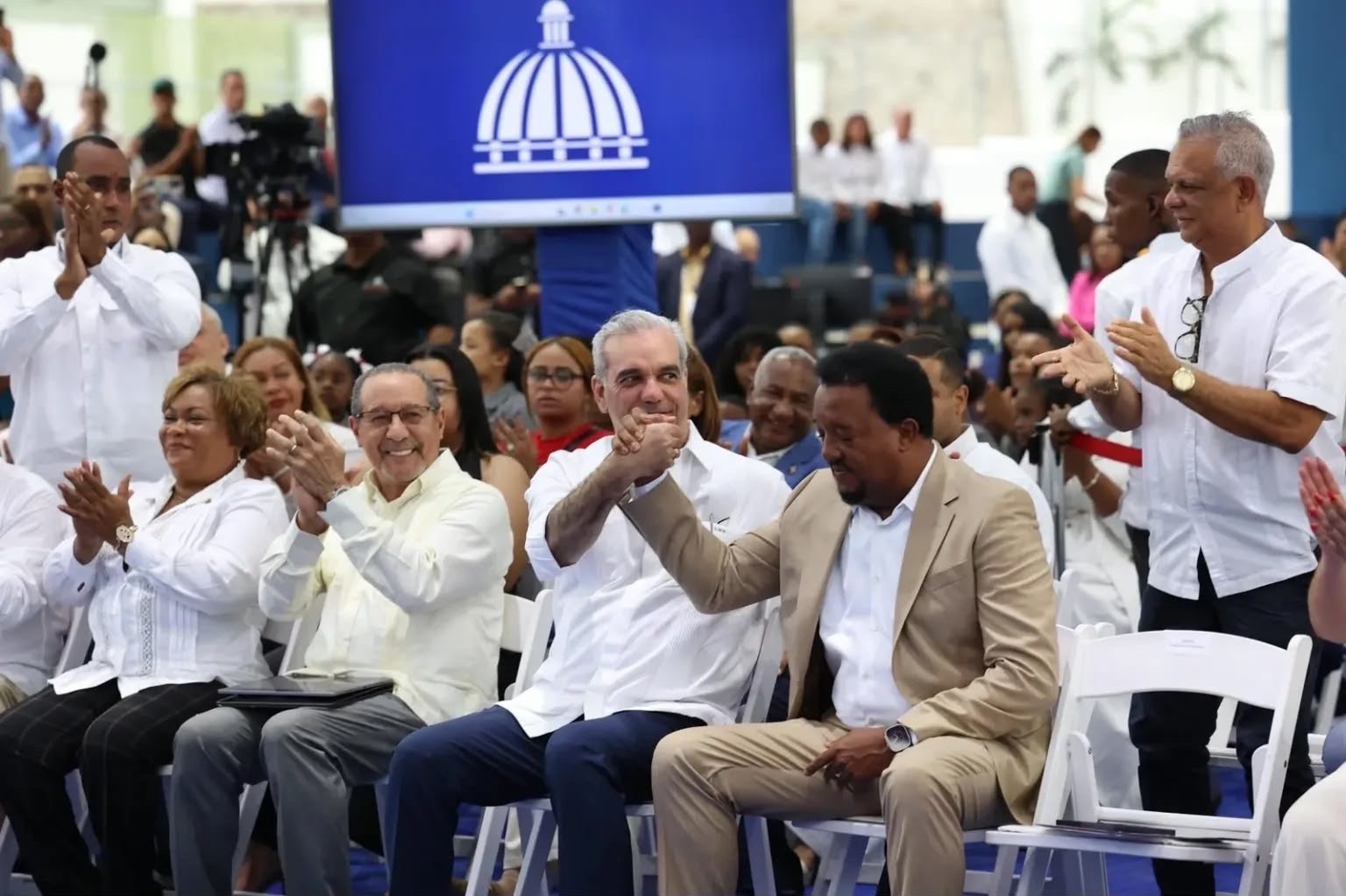 «Yo sé a quien le toqué las puertas y quien me abrió, usted es mi amigo»: Pedro Martínez agradece apoyo de Luis Abinader