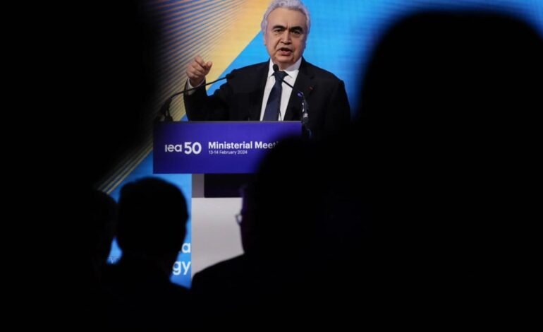 Agencia Internacional de Energía advierte que precios de combustibles no volverán a niveles previos a la guerra en 2027