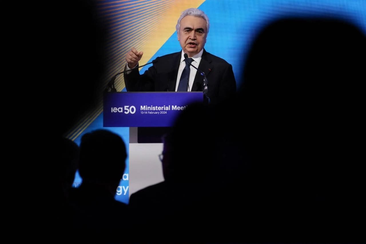 Agencia Internacional de Energía advierte que precios de combustibles no volverán a niveles previos a la guerra en 2027