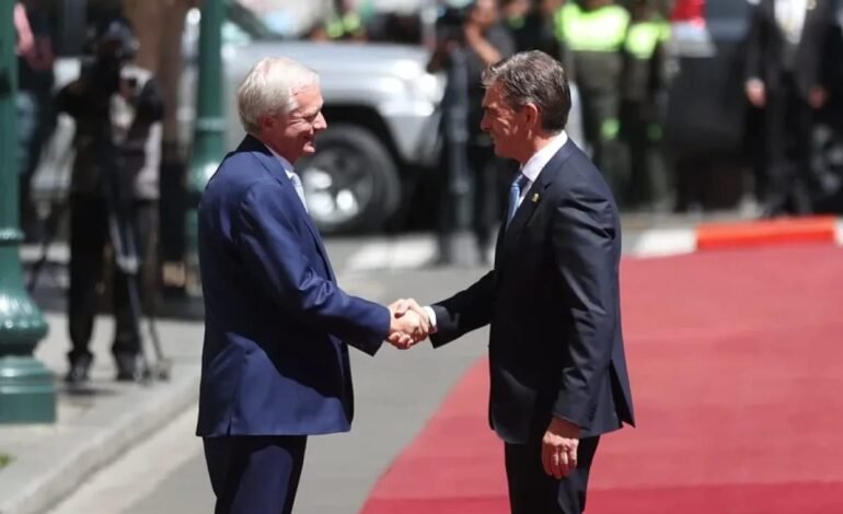 Presidente de Chile llega a Bolivia para reunirse con Rodrigo Paz