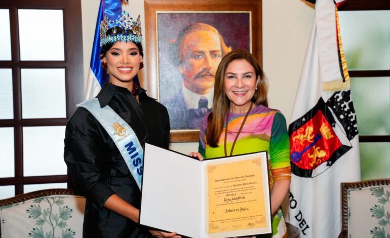 Carolina Mejía reconoce como hija adoptiva de Santo Domingo a Joheirry Mola, Miss Mundo 2026