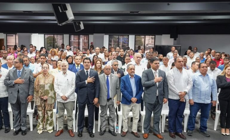 Wellington Arnaud destaca avances en agua y saneamiento y plantea visión estratégica para el desarrollo durante conferencia del PRM