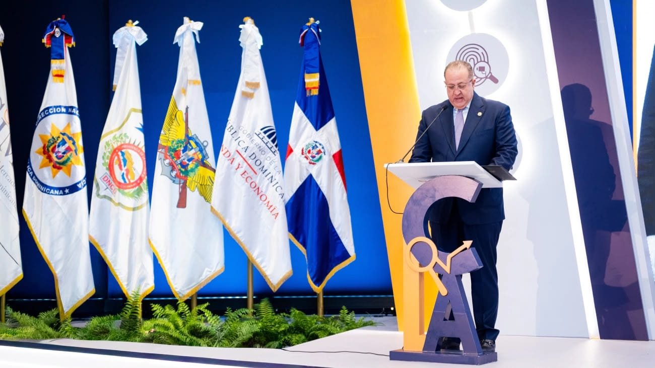 Magín Díaz destaca fortalecimiento del sistema antilavado para garantizar estabilidad económica
