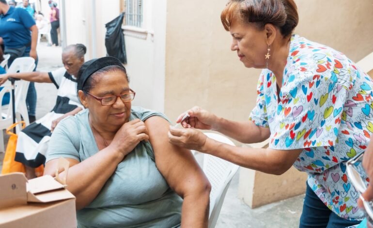 Carolina Mejía continúa llevando bienestar con un operativo médico-social al Hoyo de Bate
