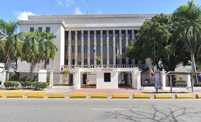 Ministerio de Educación dispone reanudación de docencia tras levantamiento de alertas amarillas