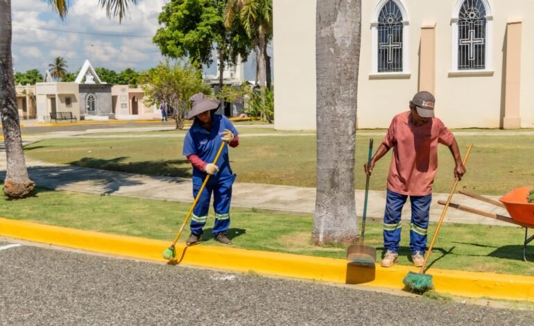 Alcaldía del DN realiza operativo de reacondicionamiento en cementerios por el Día de los Fieles Difuntos
