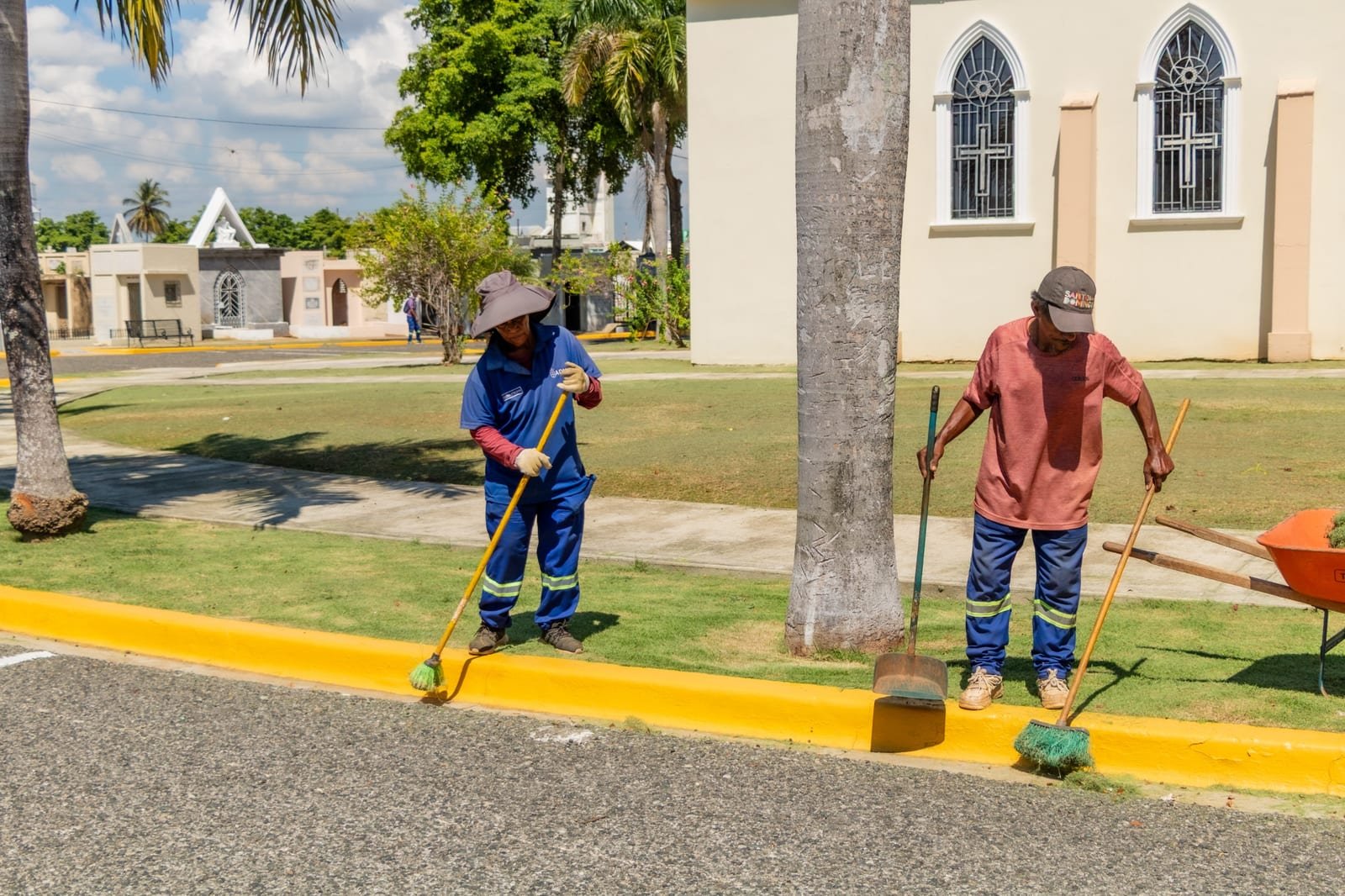 Alcaldía del DN realiza operativo de reacondicionamiento en cementerios por el Día de los Fieles Difuntos