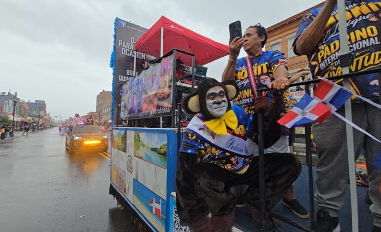 EL MONITO QUIQUE DEBUTA EN USA COMO PADRINO INTERNACIONAL DE LA JUVENTUD Y FUE EL MÁS OVACIONADO DEL DESFILE HISPANOAMERICANO
