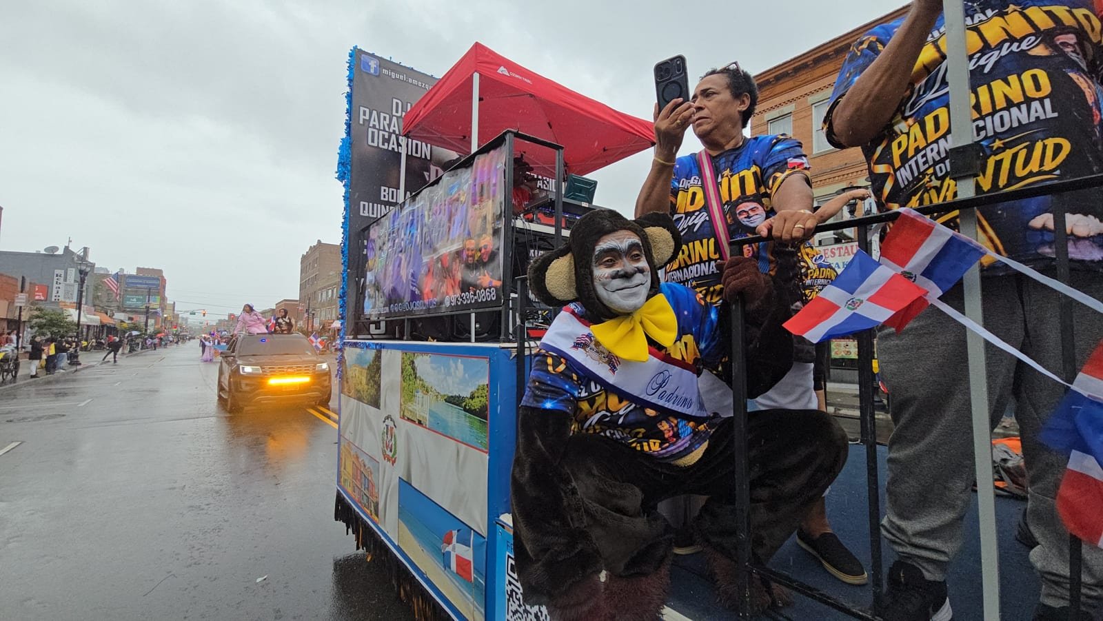 EL MONITO QUIQUE DEBUTA EN USA COMO PADRINO INTERNACIONAL DE LA JUVENTUD Y FUE EL MÁS OVACIONADO DEL DESFILE HISPANOAMERICANO