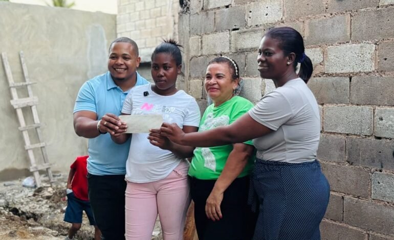 Bernys Mambrú continúa gestionando ayudas sociales para familias vulnerables de Santo Domingo Norte