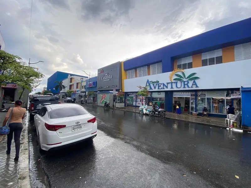 Consumidores afirman que dominio de comercios chinos en la Duarte se debe a los bajos precios&nbsp;