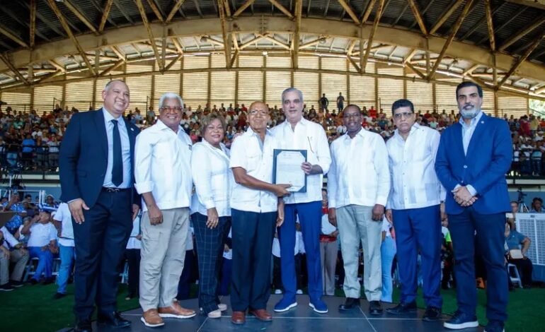 Presidente Abinader entrega 1,500 títulos que dan seguridad jurídica a 6,000 personas en El Almirante II y protegen el patrimonio de sus familias