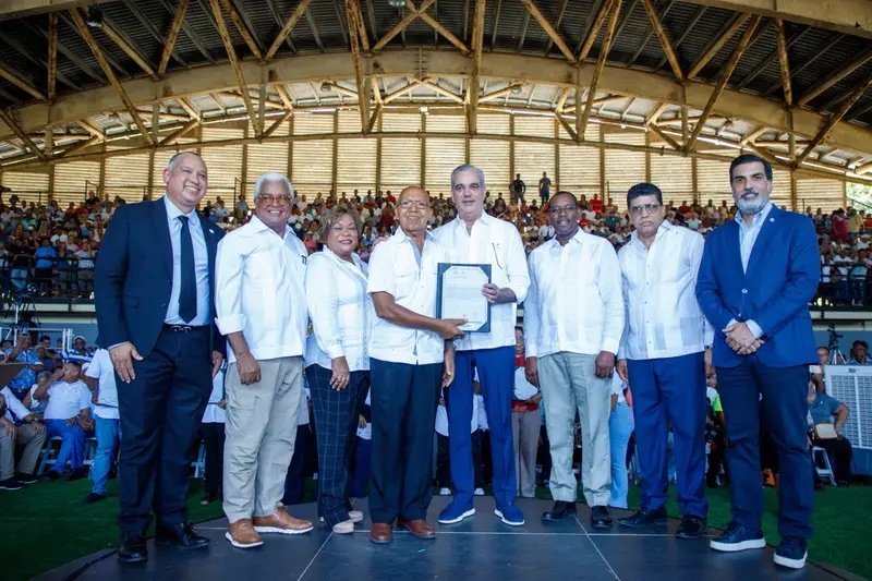 Presidente Abinader entrega 1,500 títulos que dan seguridad jurídica a 6,000 personas en El Almirante II y protegen el patrimonio de sus familias