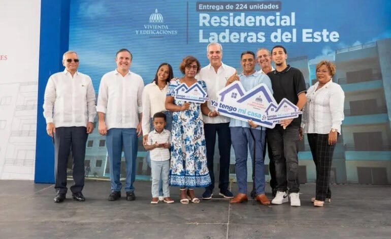 Presidente Abinader entrega 224 nuevos apartamentos que beneficiarán a más de 800 personas en San Antonio de Guerra