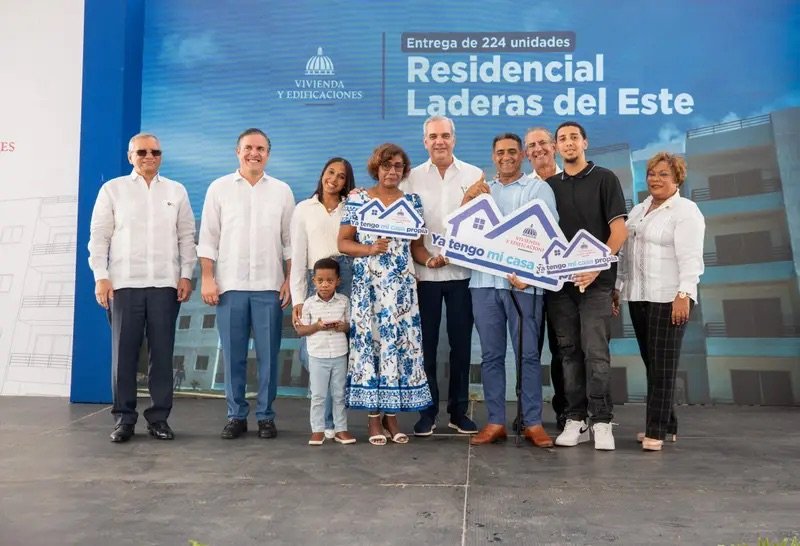 Presidente Abinader entrega 224 nuevos apartamentos que beneficiarán a más de 800 personas en San Antonio de Guerra