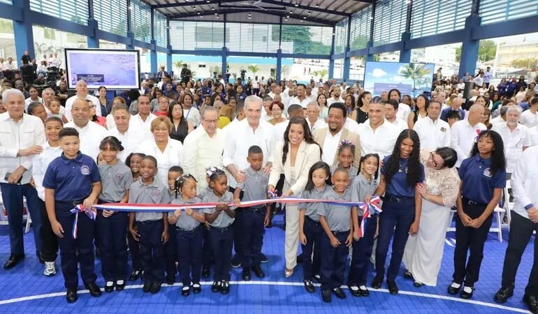 Presidente Luis Abinader inaugura Complejo Educativo y Deportivo Pedro Martínez en Manoguayabo