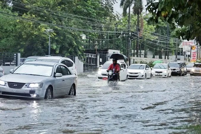 Vaguada y onda tropical generarán lluvias y tormentas este viernes