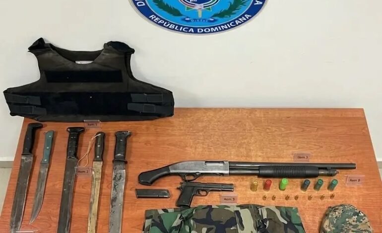 Policía y Ministerio Público ocupan armas, drogas y mercancías de contrabando en operativos en Independencia y Valverde