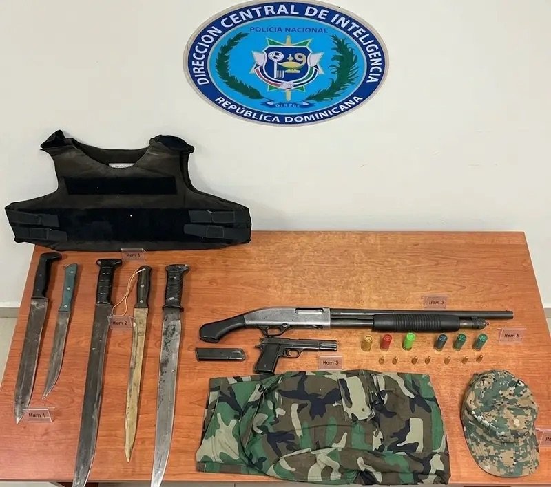 Policía y Ministerio Público ocupan armas, drogas y mercancías de contrabando en operativos en Independencia y Valverde
