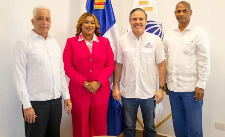 Administradora del Merca Santo Domingo, Mariana Távarez, gestiona con ministro de Vivienda reconstrucción de nave afectada por incendio