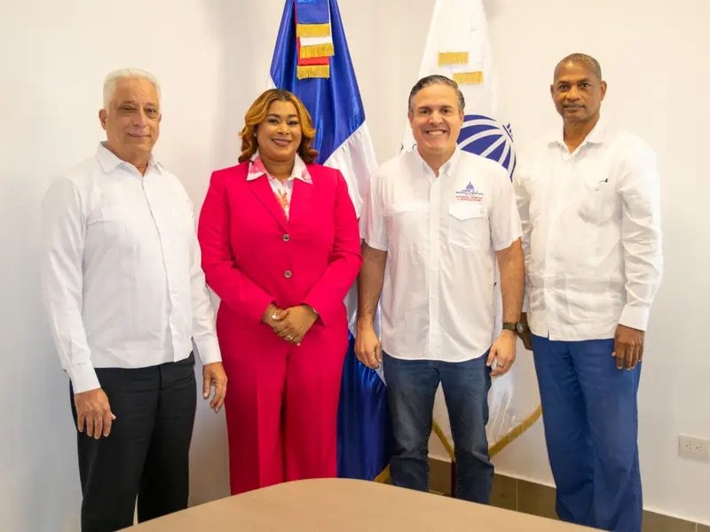Administradora del Merca Santo Domingo, Mariana Távarez, gestiona con ministro de Vivienda reconstrucción de nave afectada por incendio