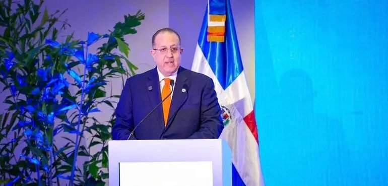 Magin Díaz explica situación de precios combustibles en el país