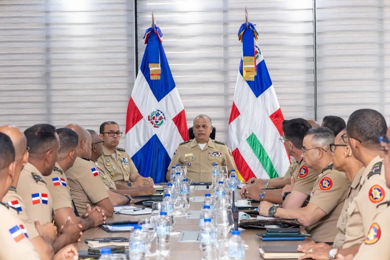 Ministro de Defensa coordina acciones para reforzar seguridad nacional&nbsp;