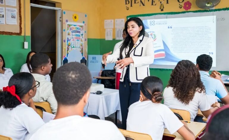 Yeni Berenice Reynoso exhorta a estudiantes a respetar las leyes y combatir el acoso escolar&nbsp;